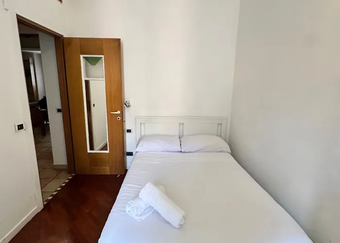 Three Separate Homes In Historic Areas Of Rome, Two Next To The Colosseum, One Next To The Vatican, Both Near Metro Stations Apartment Rom