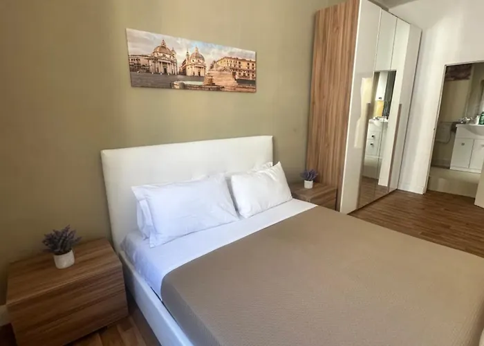 Three Separate Homes In Historic Areas Of Rome, Two Next To The Colosseum, One Next To The Vatican, Both Near Metro Stations Apartment